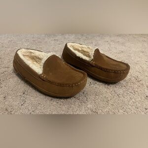 UGG Kids Ascot Suede Slippers Size 4 Chestnut